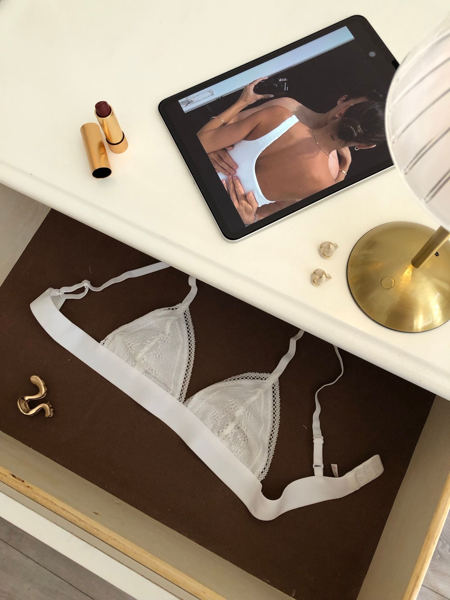 Áo Hoạ Tiết Trắng Lưng Thun