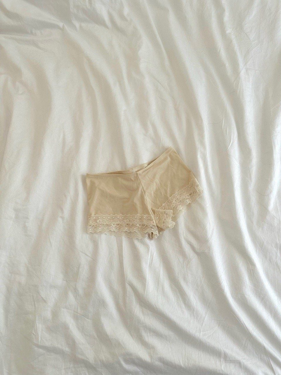 Quần Mini Short Viền Ren - Butter Cream