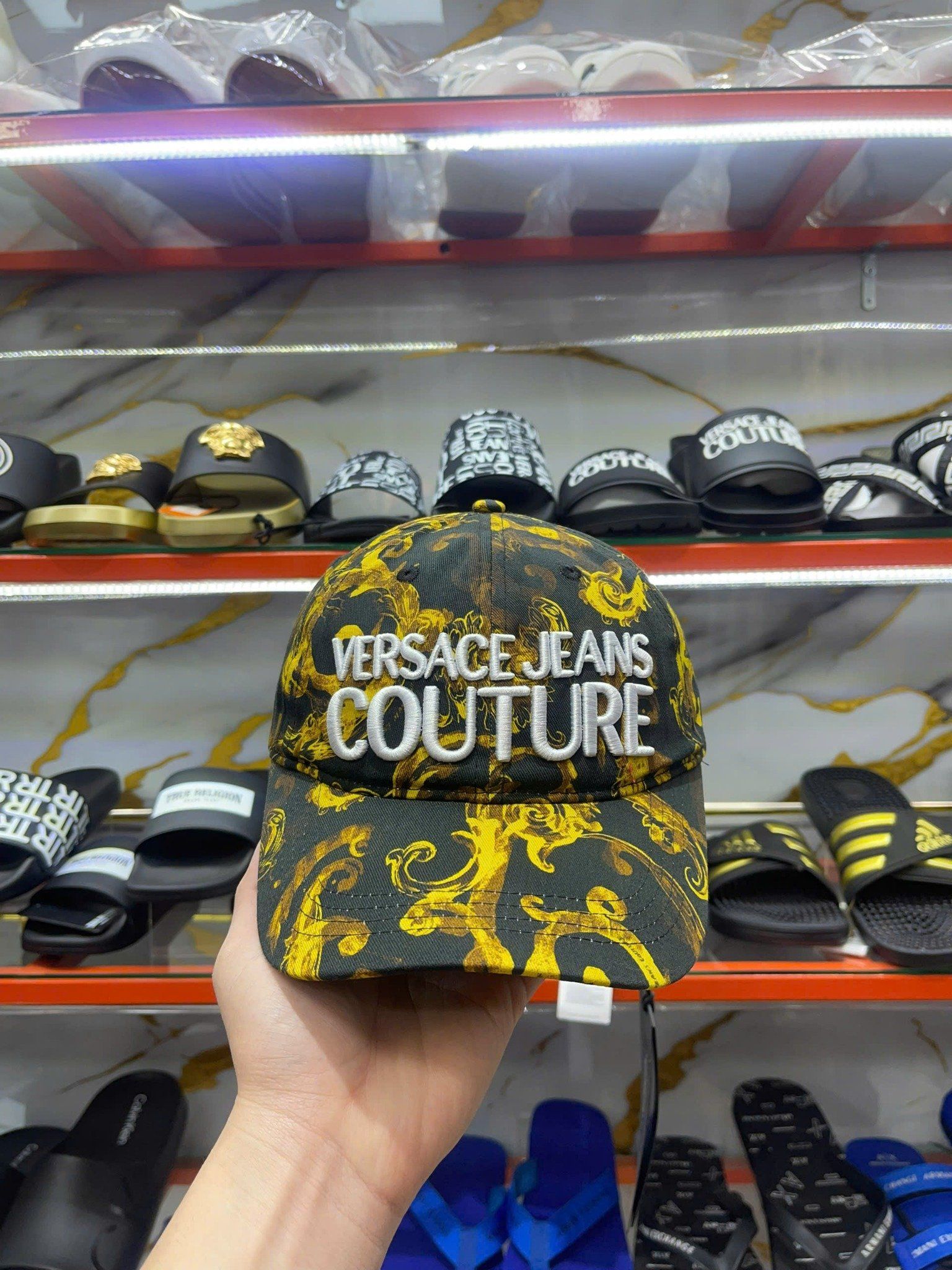 Nón Versace Đen Hoa Vàng Chữ Trắng - New - 76GAZK10