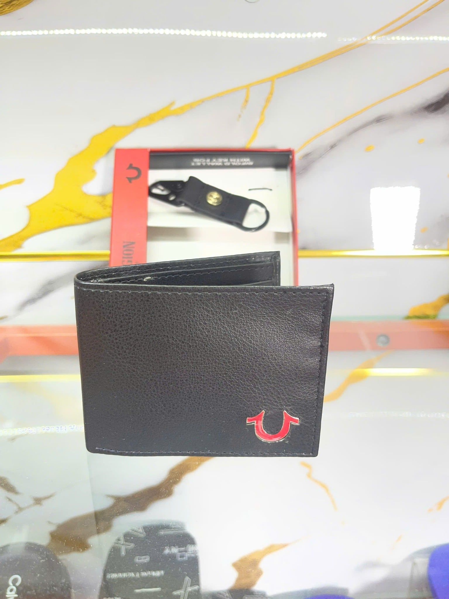 Ví Ngang True Religion Đen Logo Đỏ Kèm Móc - New - TR503662