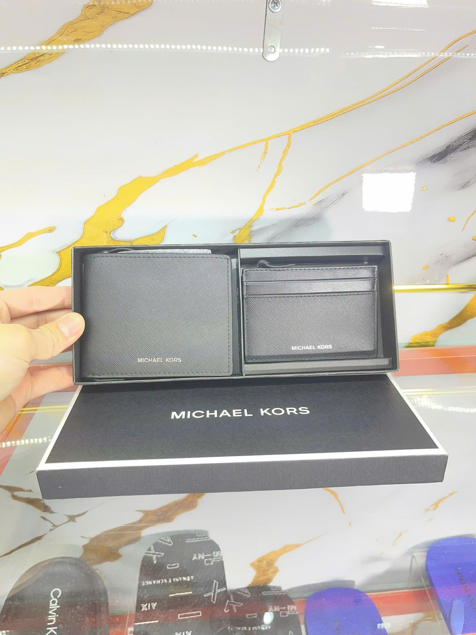 Ví MK Michael Kors Đen In Chữ Trắng Kèm Card Holder - New - 86F5SGFF5L