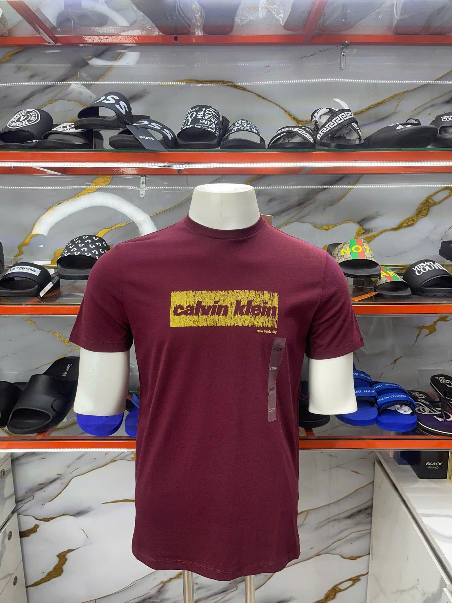 Áo Thun CK Calvin Klein Đỏ Đô Chữ Vàng New York City - New - SP40611633