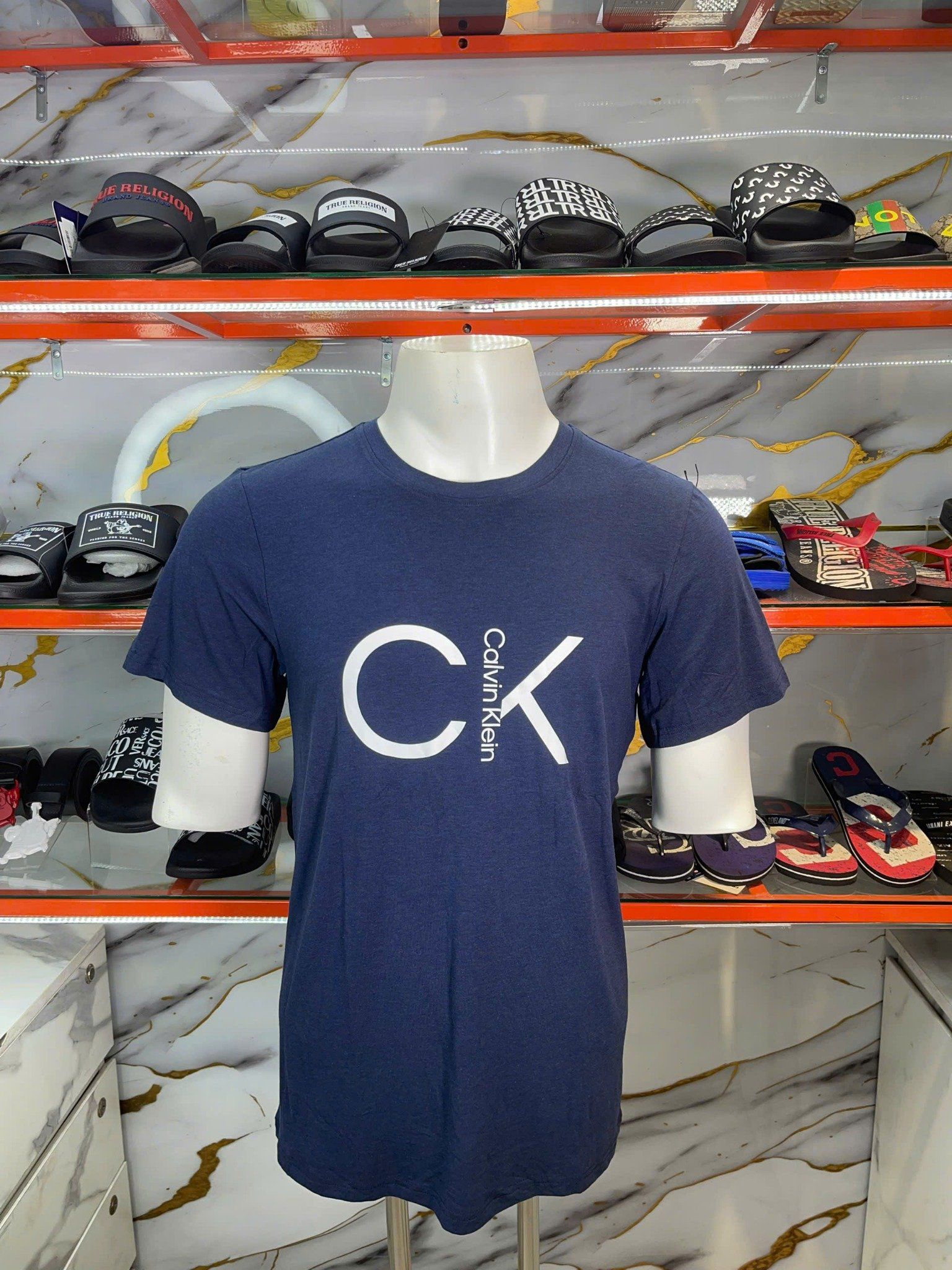 Áo Thun CK Calvin Klein Xanh Navy Chữ Trắng - New - A34M394545