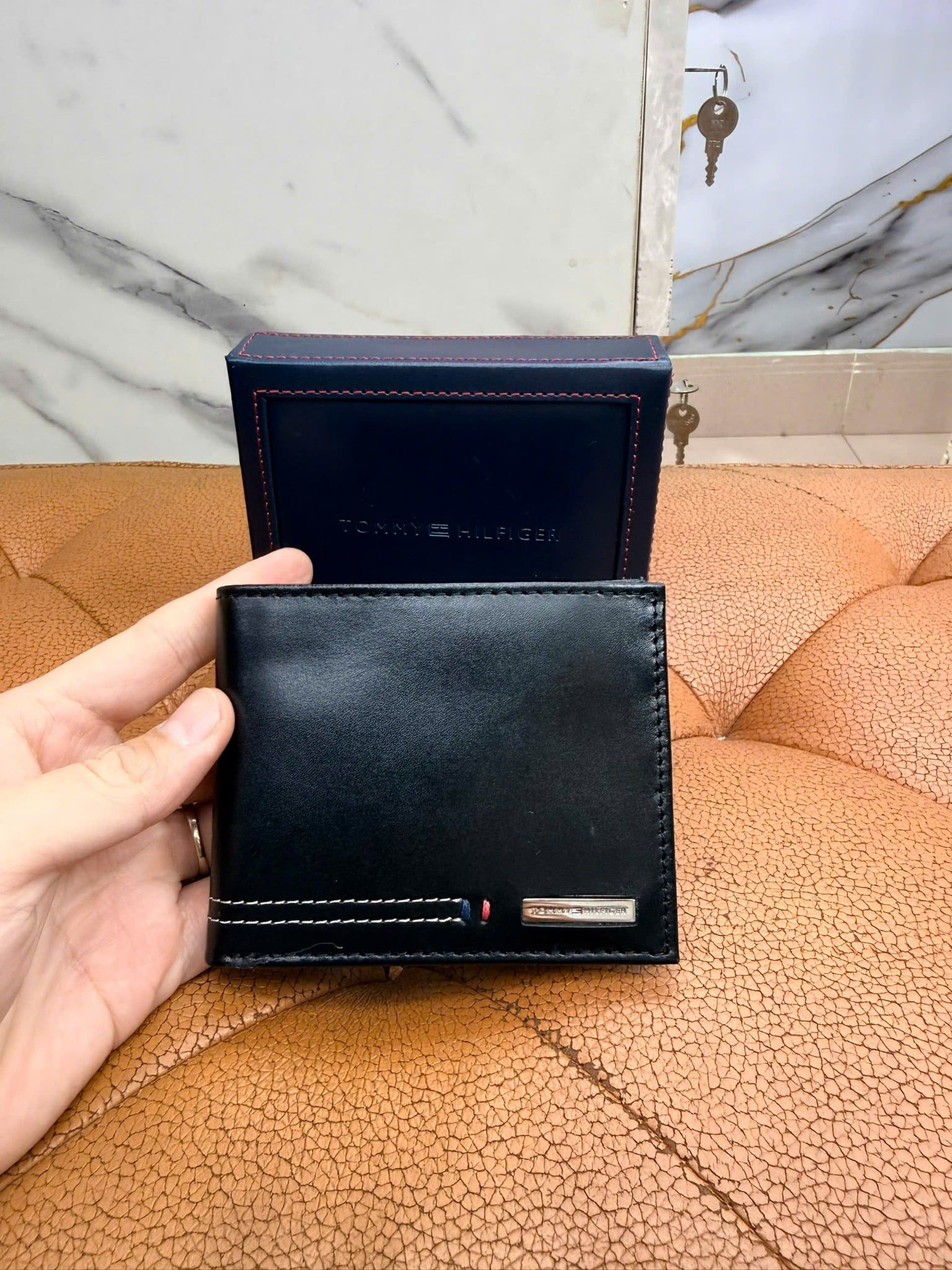Ví Ngang Tommy Hilfiger Đen Sọc Hai Chỉ - New - 31HP220149