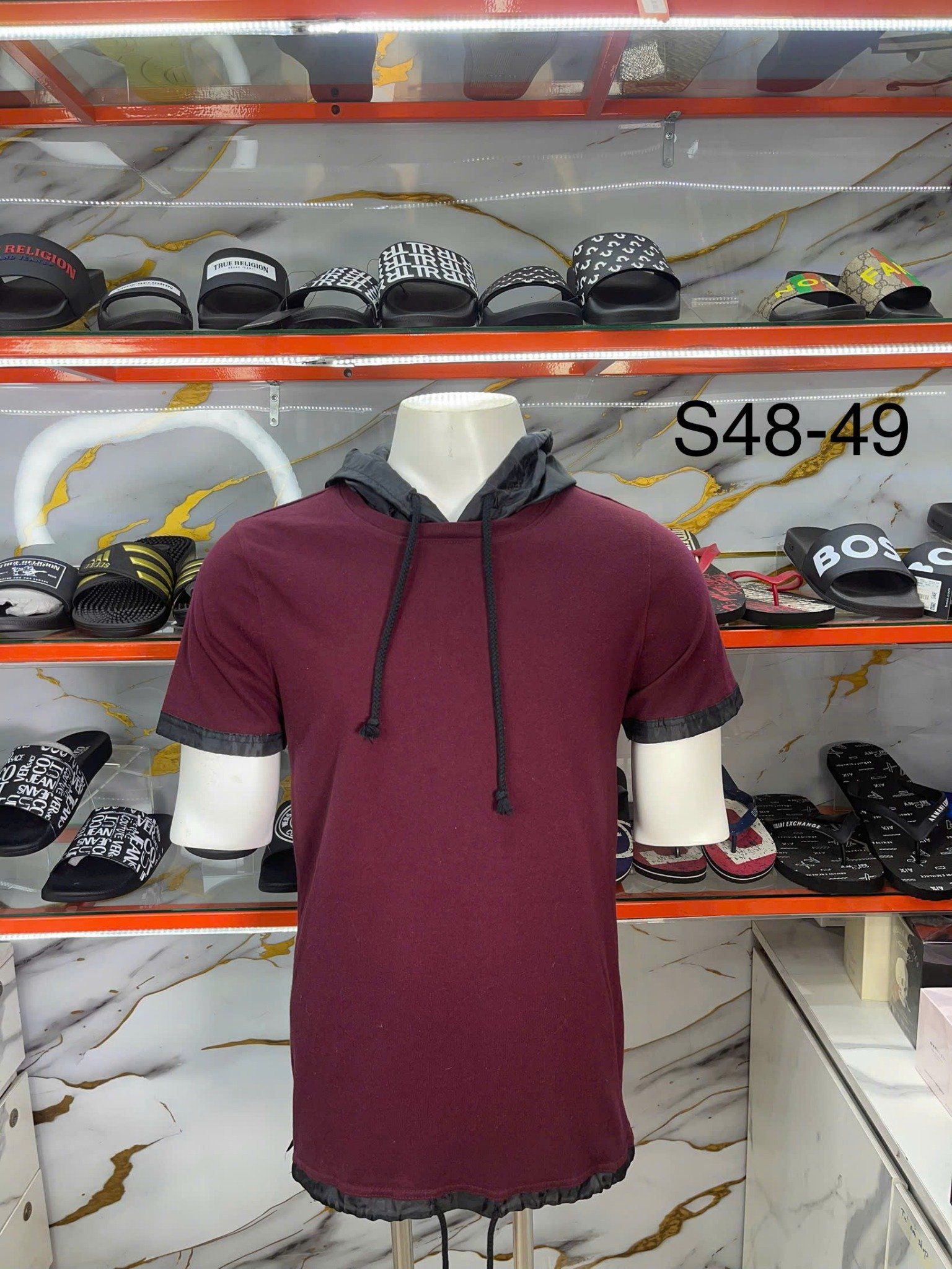 Áo Thun American Rag Đỏ Đô Nón Đen - Like new - AMR237