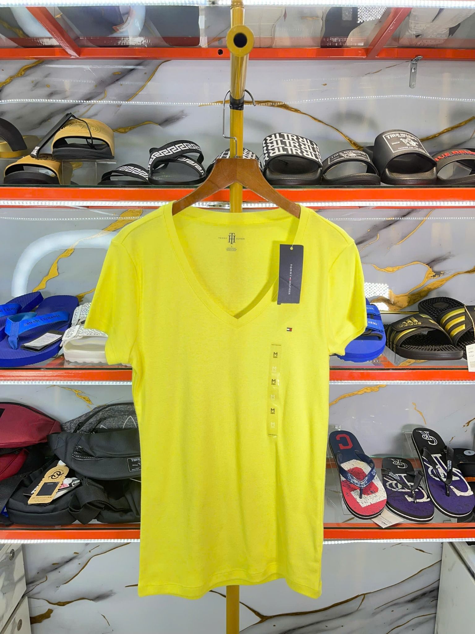 Áo Thun Nữ Cổ Tim Tommy Hilfiger Vàng Chanh Trơn - New - RM37638470 352