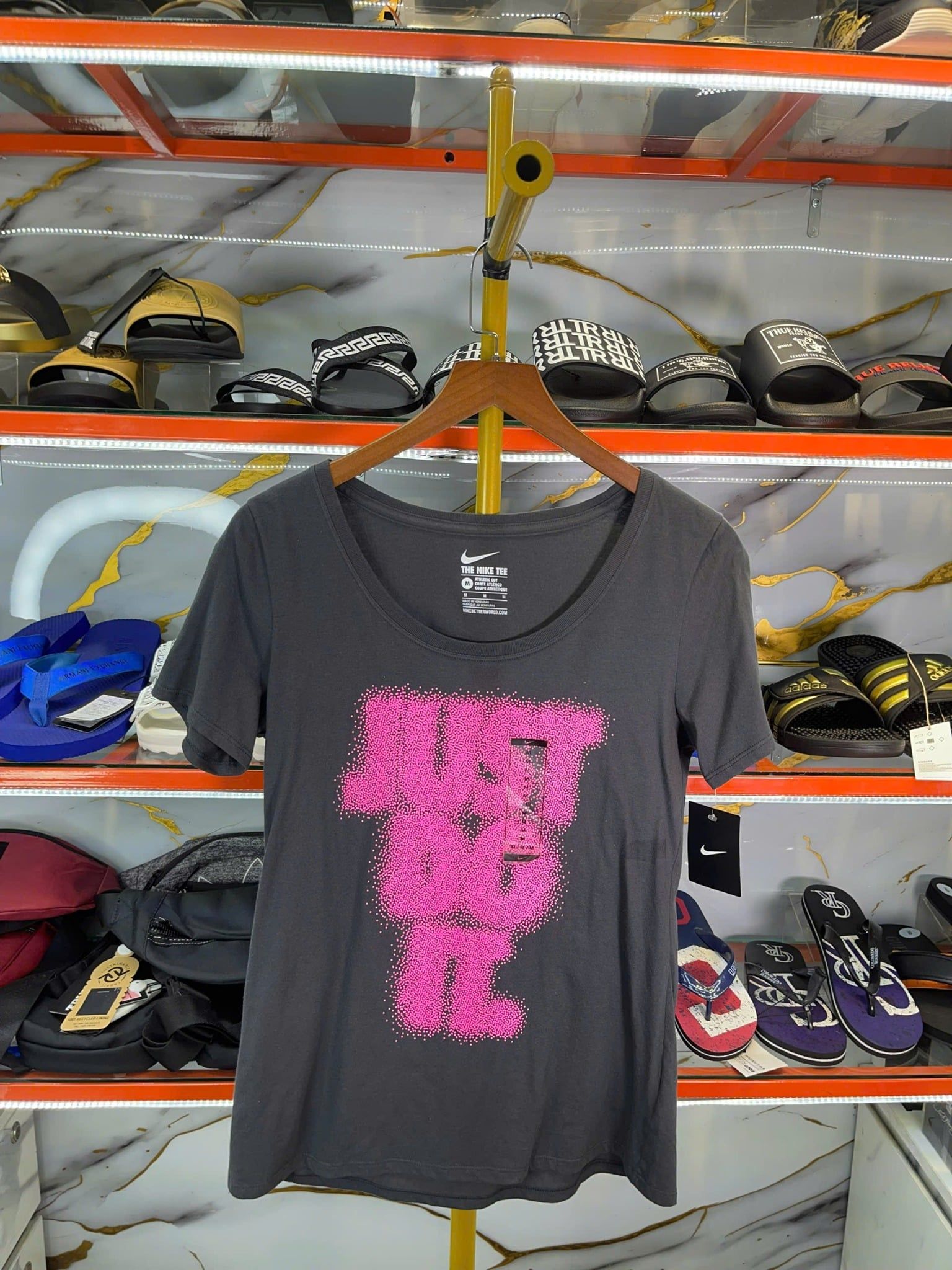 Áo Thun Nữ Nike Đen Chữ Hồng - New - 902416-060