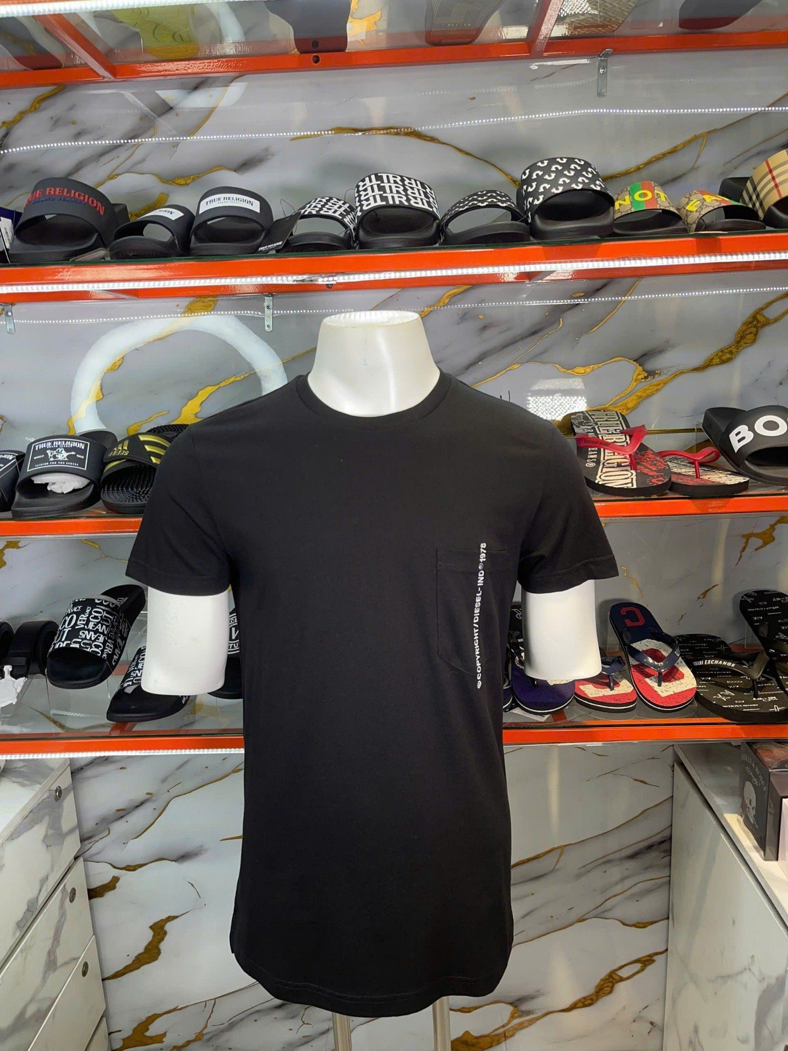 Áo Thun Diesel Đen Thêu Chữ Trắng Có Túi - New - A19001RPATI