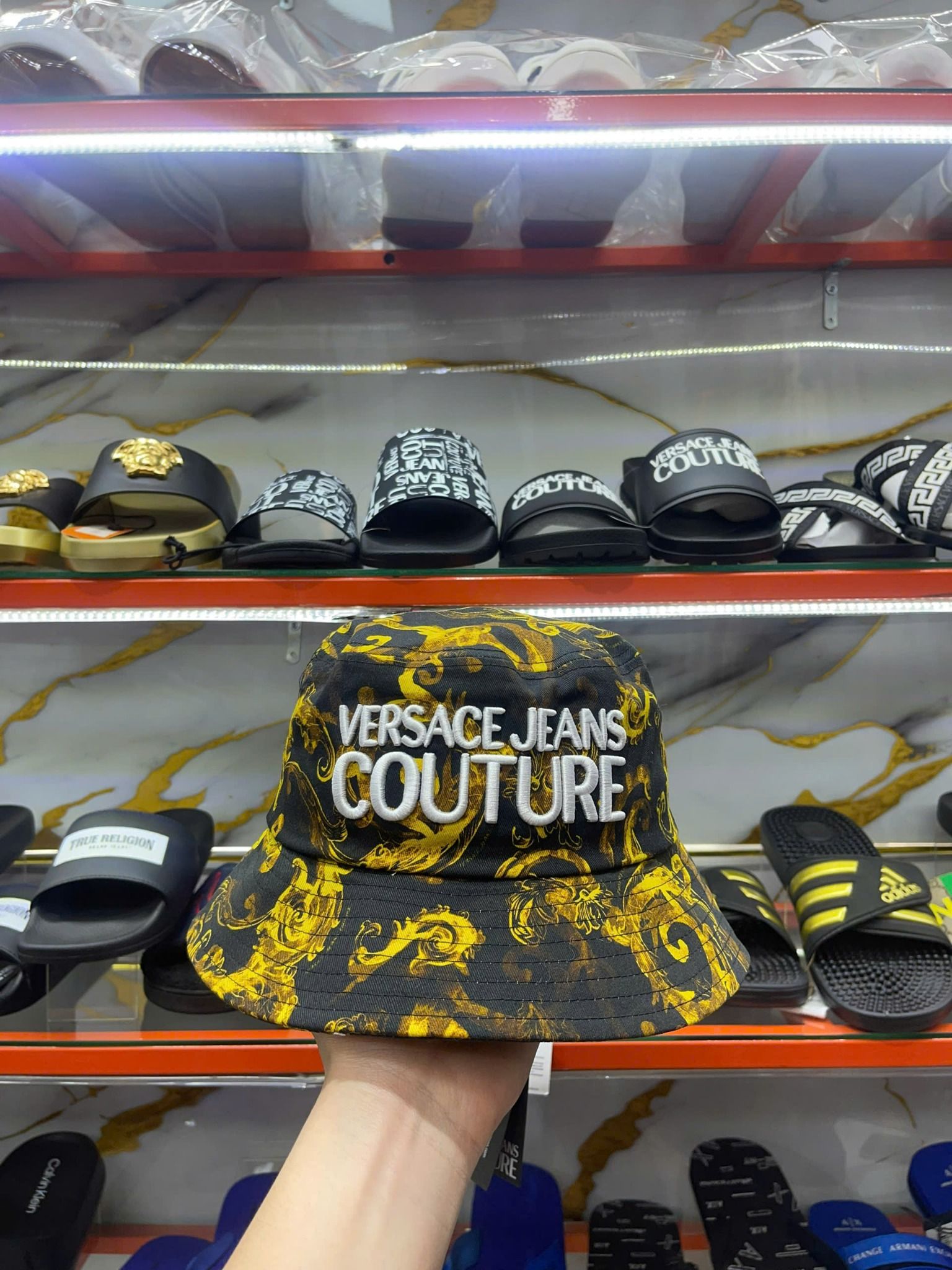 Nón Tai Bèo Versace Đen Hoa Vàng Chữ Trắng - New - 76GAZK06