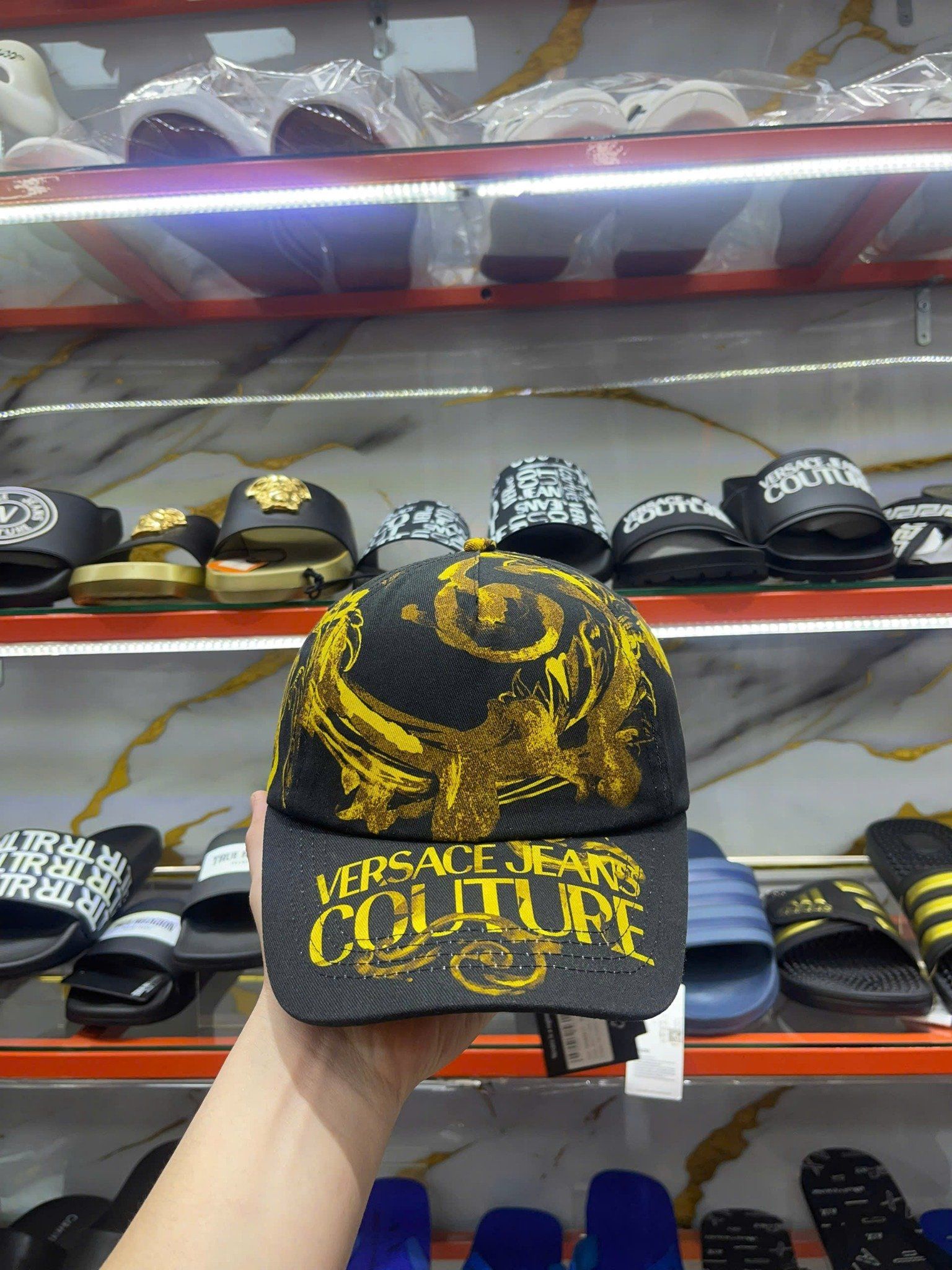 Nón Versace Đen Hoa Vàng Chữ Vàng - New - 76GAZK17