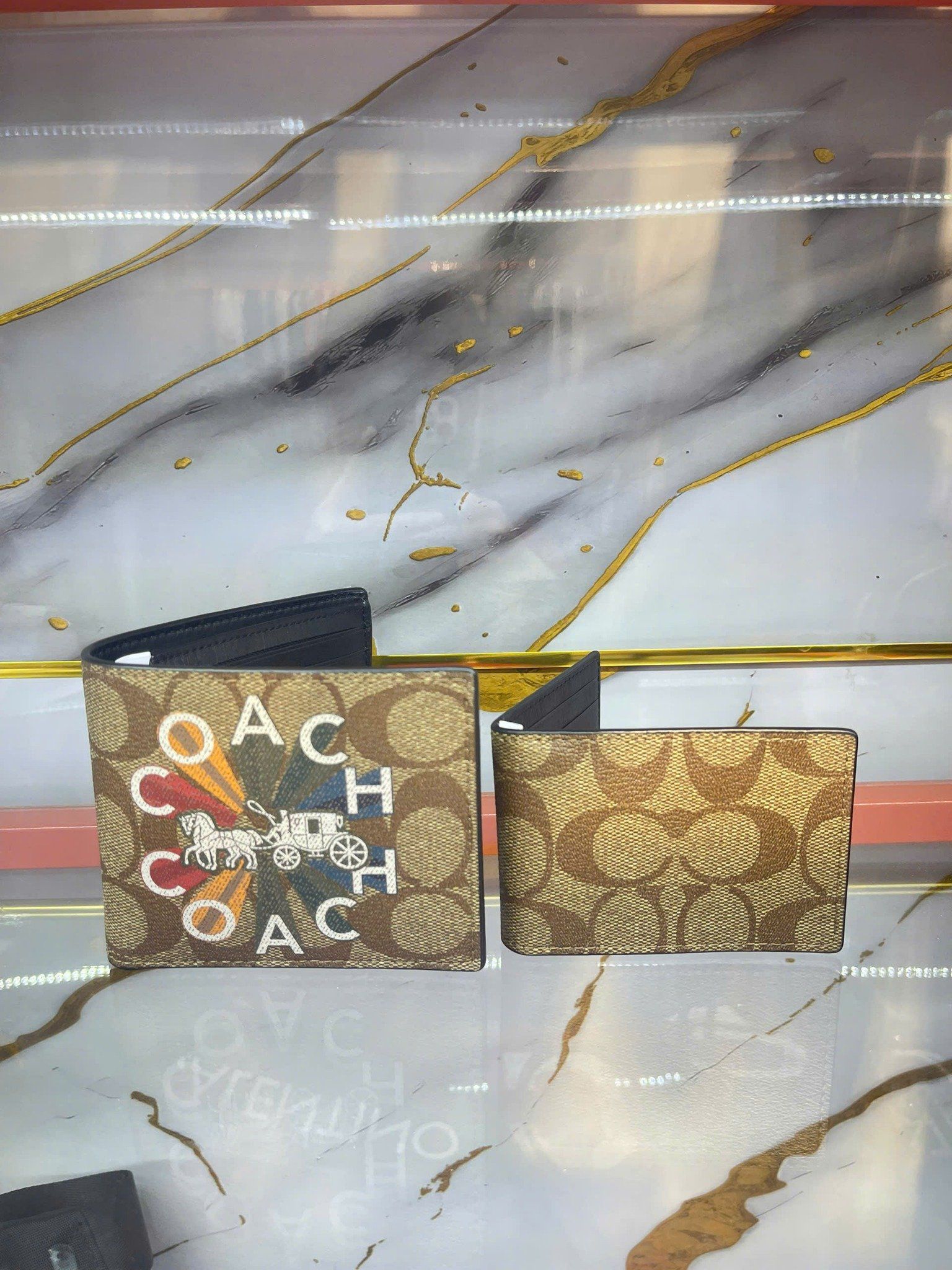 Ví Ngang Coach Nâu Xe Ngựa Trắng - New - CAH2025125