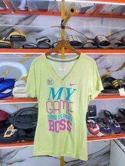 Áo Thun Nữ Cổ Tim Nike Xanh Chuối Chữ Hồng Xanh - New - 627161