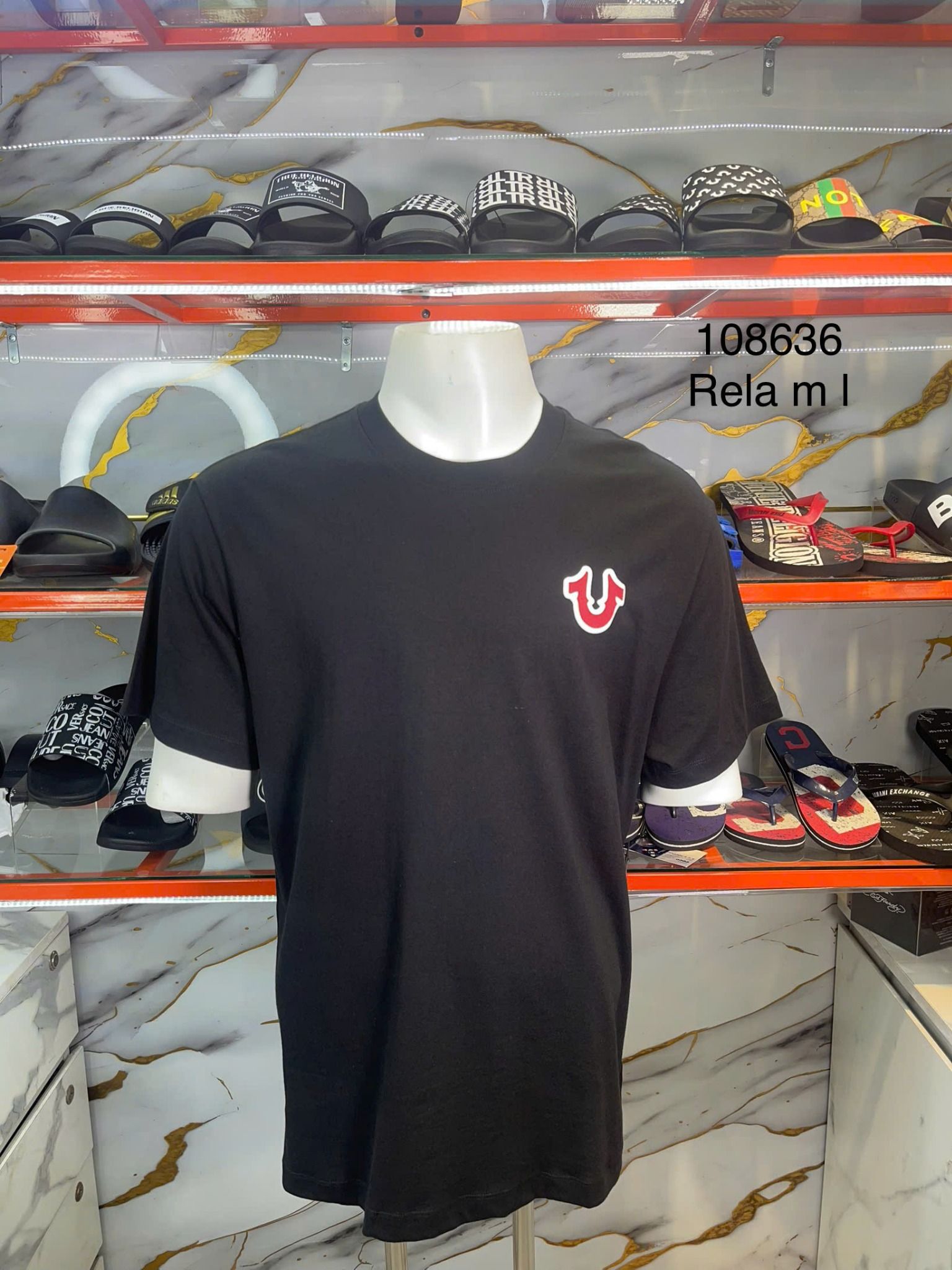 Áo Thun True Religion Đen Chữ Đỏ Viền Trắng - New - 108636 - PB04