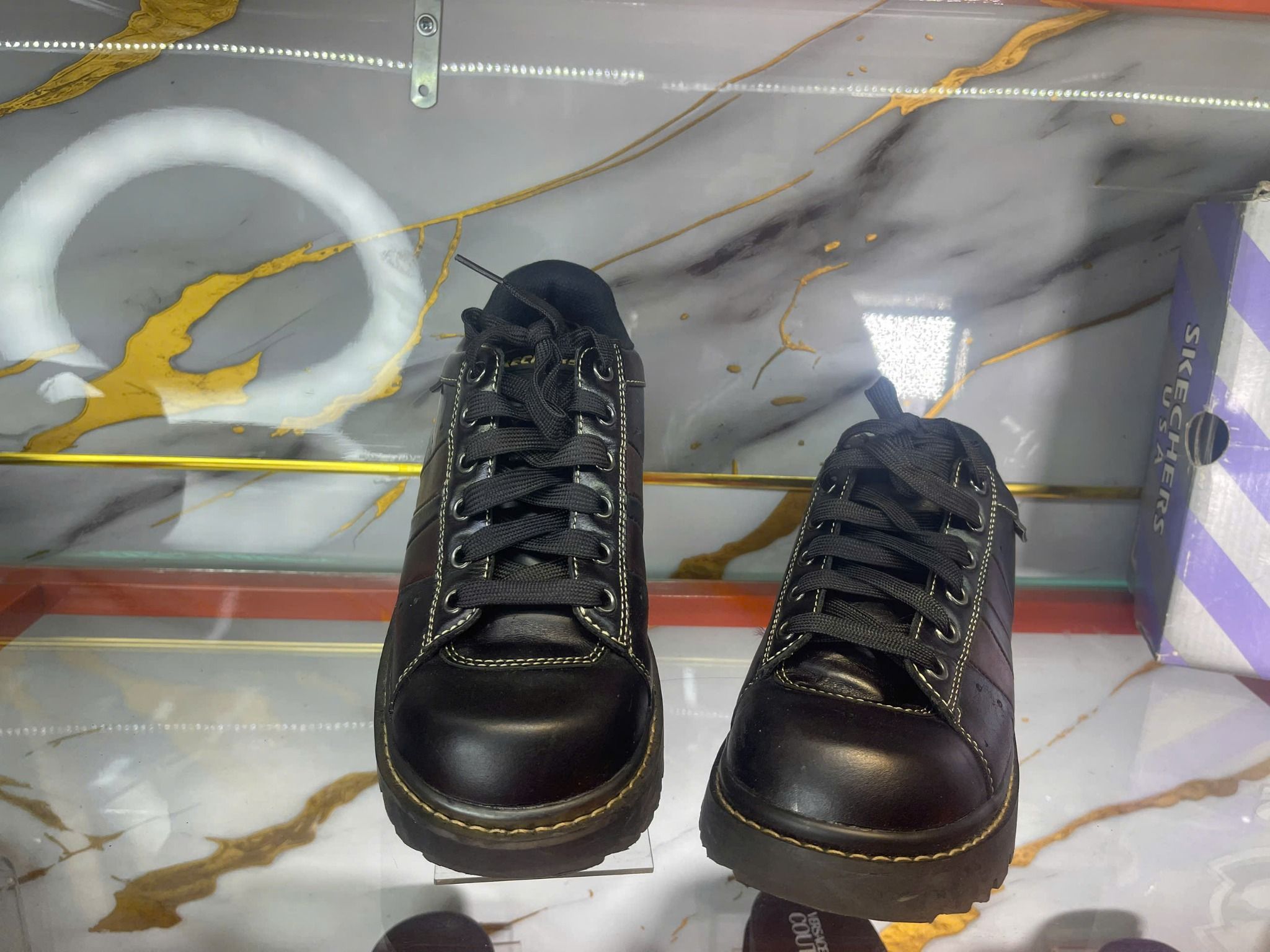 Giày Thể Thao Skechers Đen Sọc Xám - New - SKT237478