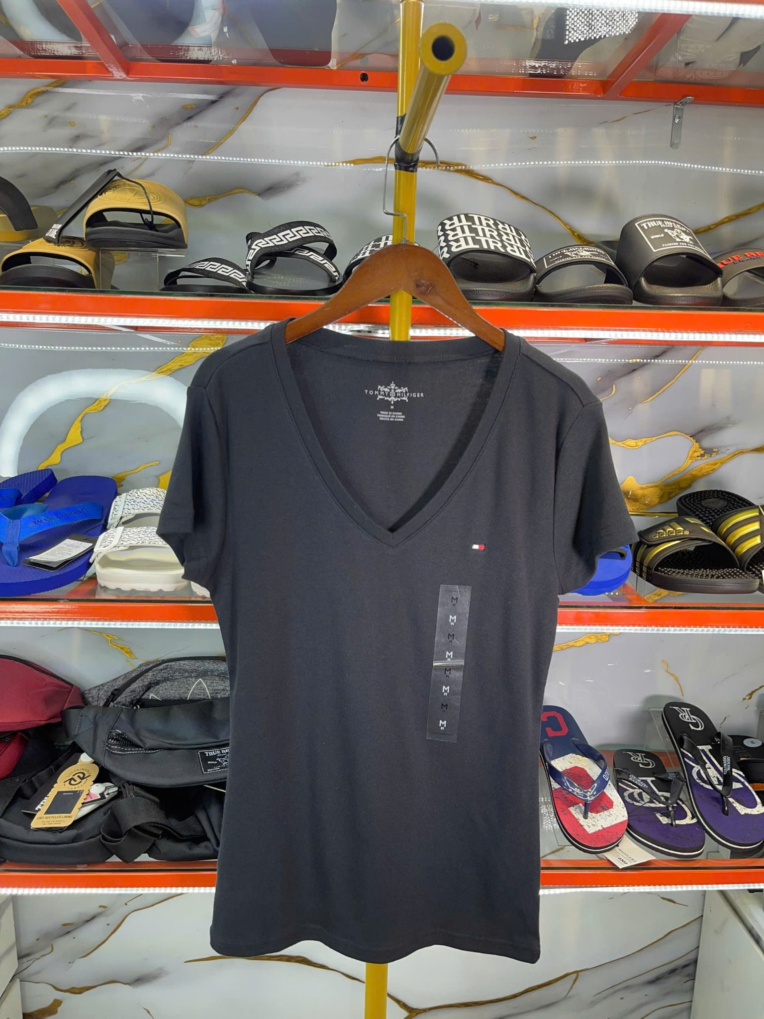 Áo Thun Nữ Cổ Tim Tommy Hilfiger Đen Trơn - New - I27377