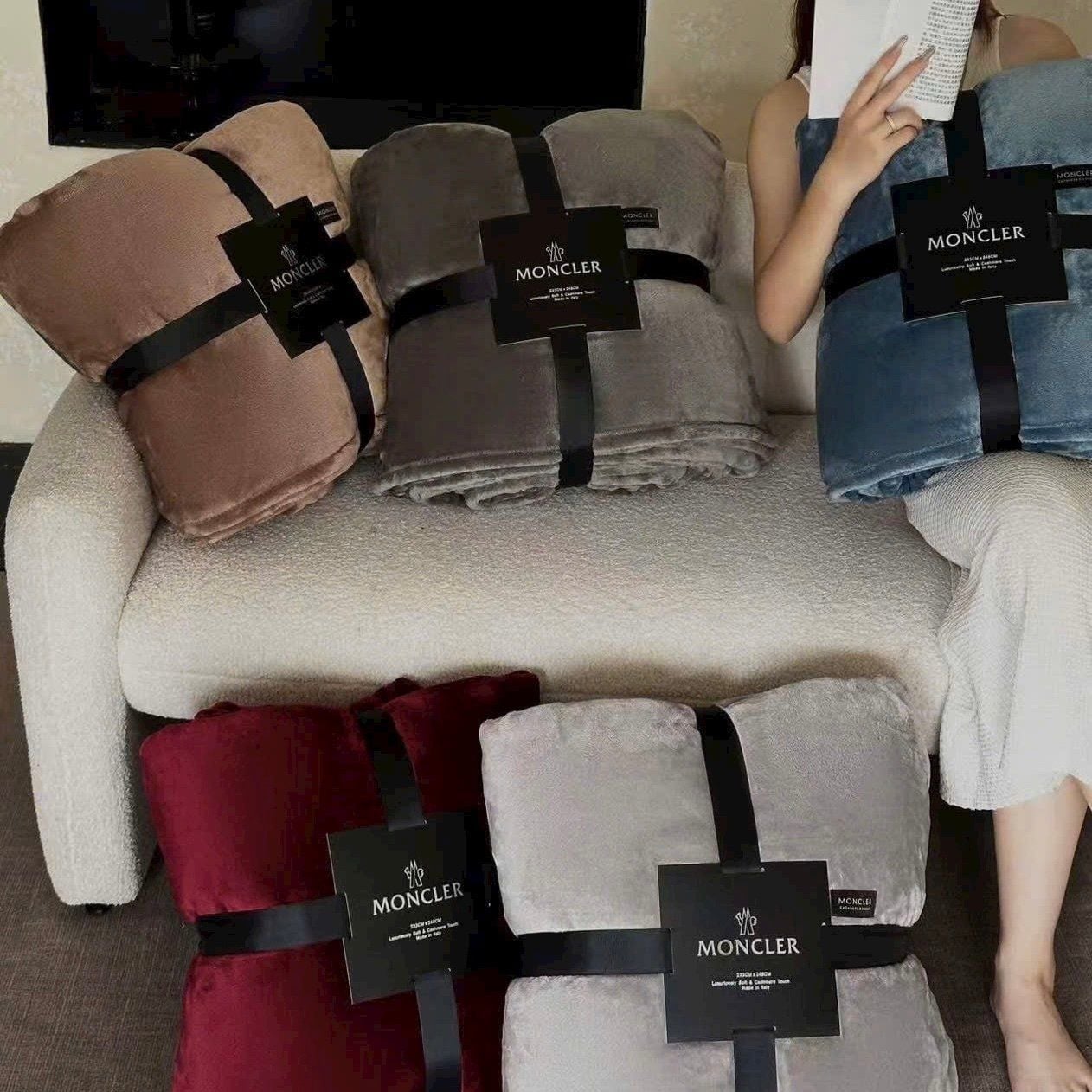Chăn lông Moncler Crystal Plush