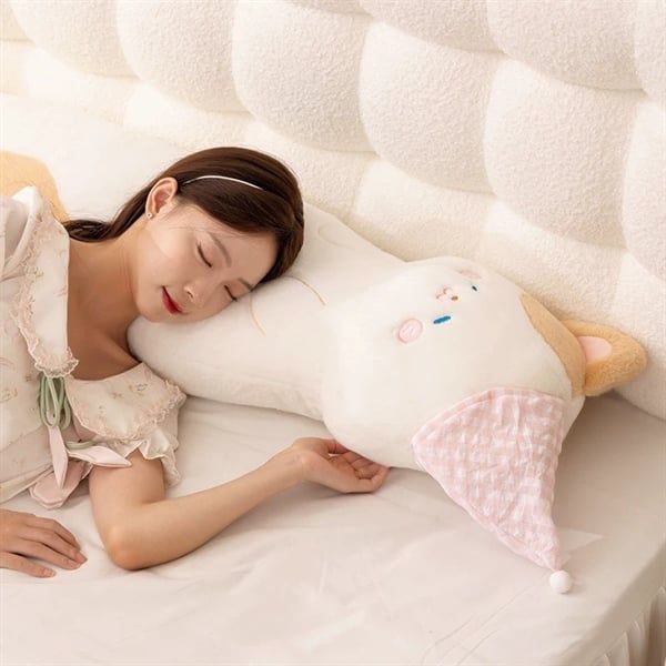  Mèo ôm dáng dài đội mũ ngủ 