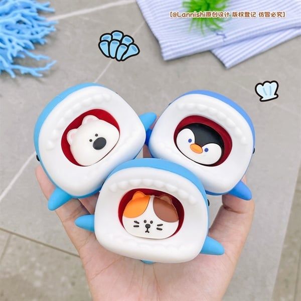  Móc khoá cá mập ăn thú 