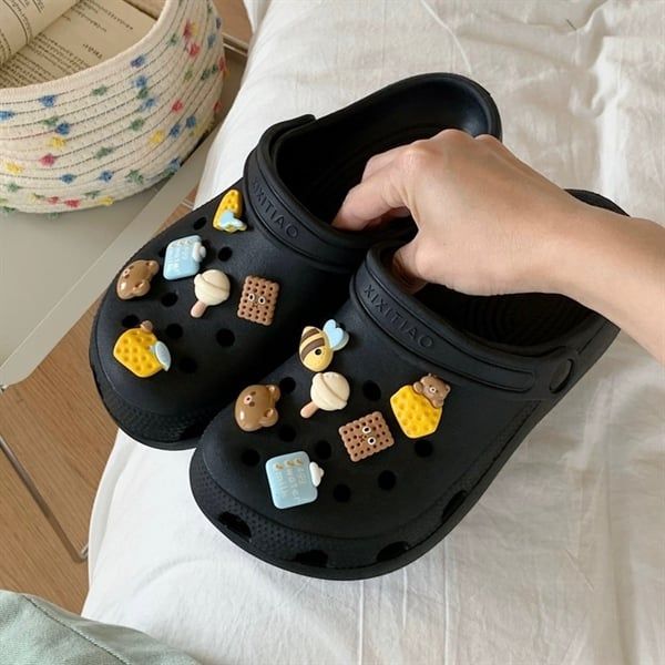  Dép cross charm ong gấu bánh 