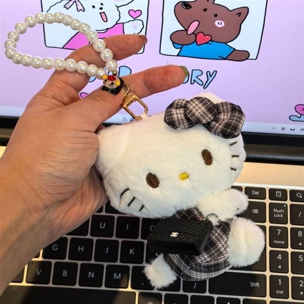  Móc khoá Hello Kitty yếm caro túi xách đen + dây ngọc 