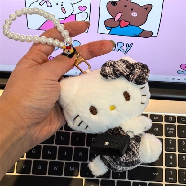  Móc khoá Hello Kitty yếm caro túi xách đen + dây ngọc 