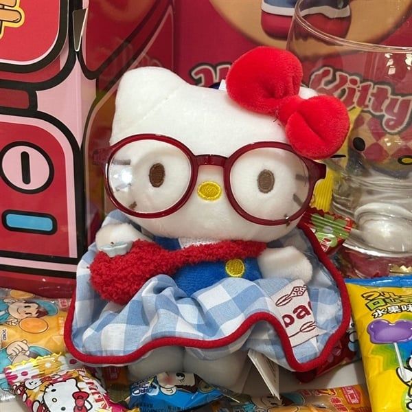  Móc khoá Hello Kitty đeo kính váy xoè caro xanh 