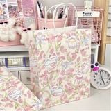  Túi quà quai giấy mèo Hello Spring nền hoa hồng 