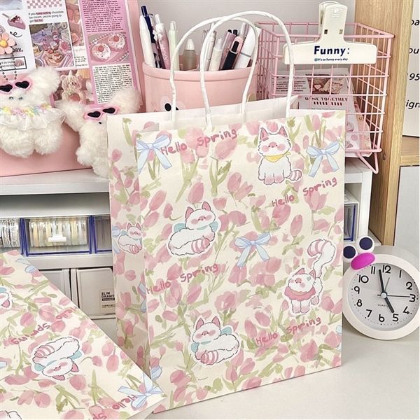  Túi quà quai giấy mèo Hello Spring nền hoa hồng 