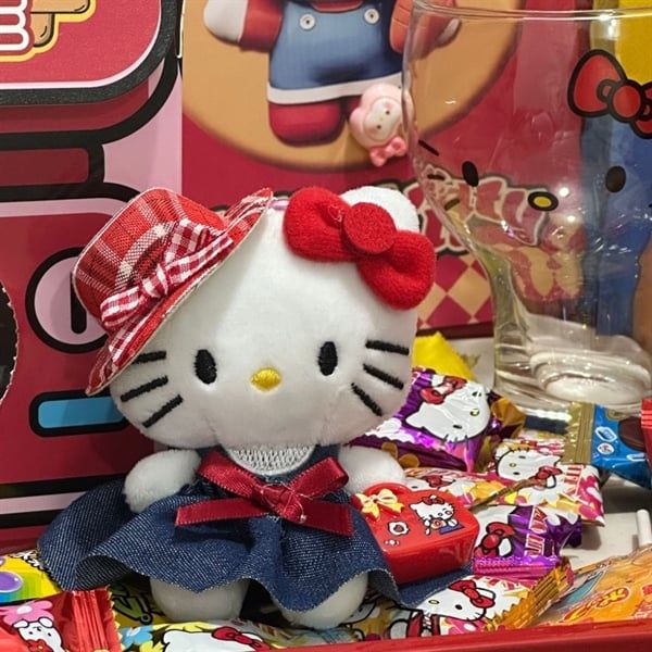 Móc khoá Hello Kitty váy bò mũ caro đỏ túi xách 