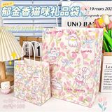  Túi quà quai giấy mèo Hello Spring nền hoa hồng 