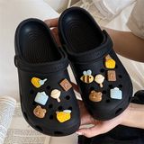  Dép cross charm ong gấu bánh 