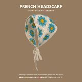  Khăn tam giác trùm đầu Nền trắng hoa xanh 