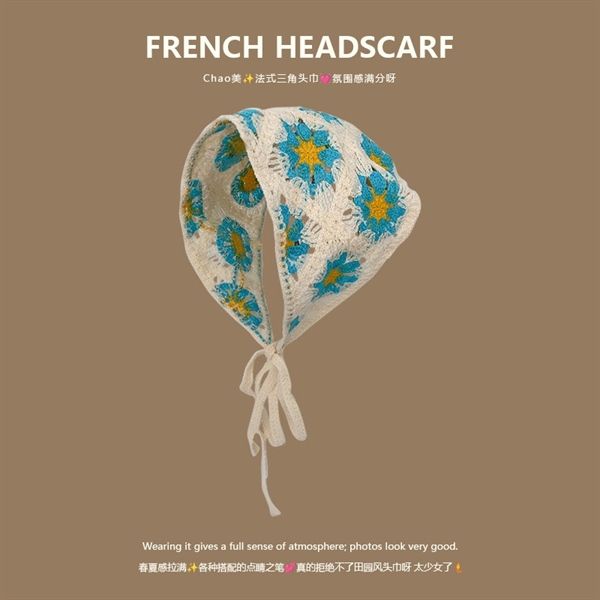  Khăn tam giác trùm đầu Nền trắng hoa xanh 