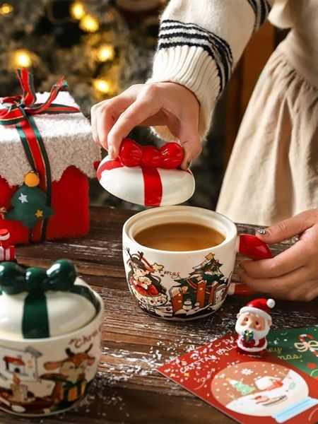  Cốc sứ bé gái váy đỏ nắp nơ 400ml 