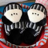  Dép lông charm cún đen trắng kẻ sọc 