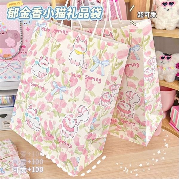  Túi quà quai giấy mèo Hello Spring nền hoa hồng 