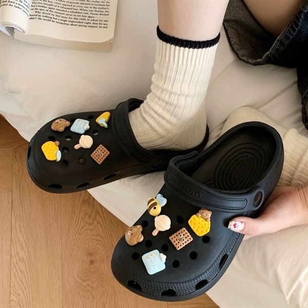  Dép cross charm ong gấu bánh 