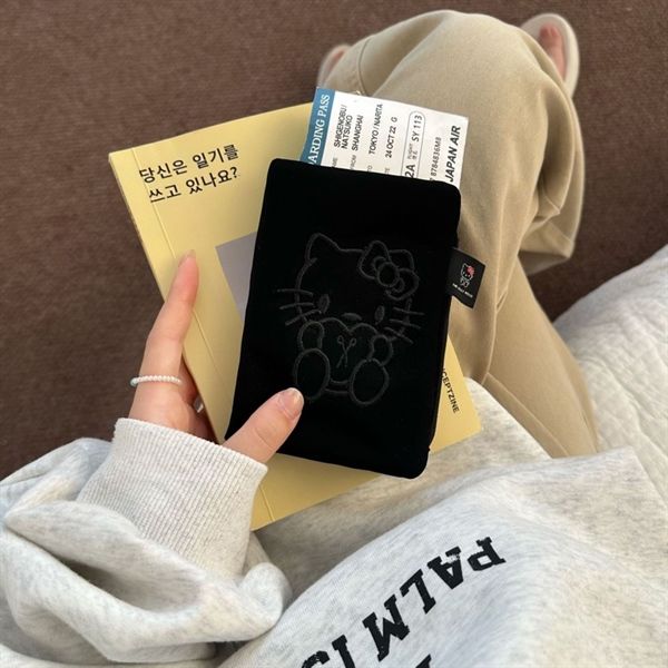  Ví bọc hộ chiếu Hello Kitty vải nhung 