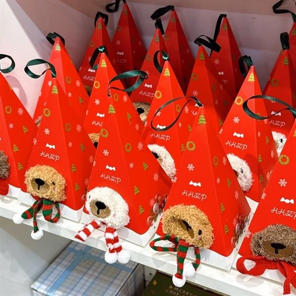  Tất bông Wennie Oni gấu quàng khăn + hộp quà Giáng Sinh 