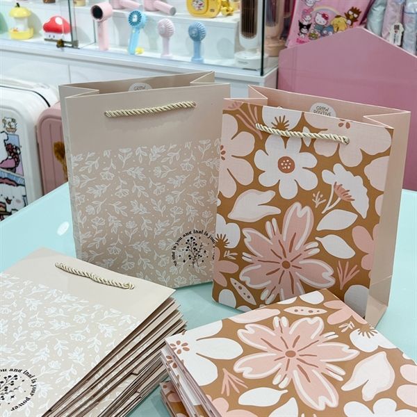  Túi quà hoa vẽ dọc 24x18x9,5cm 