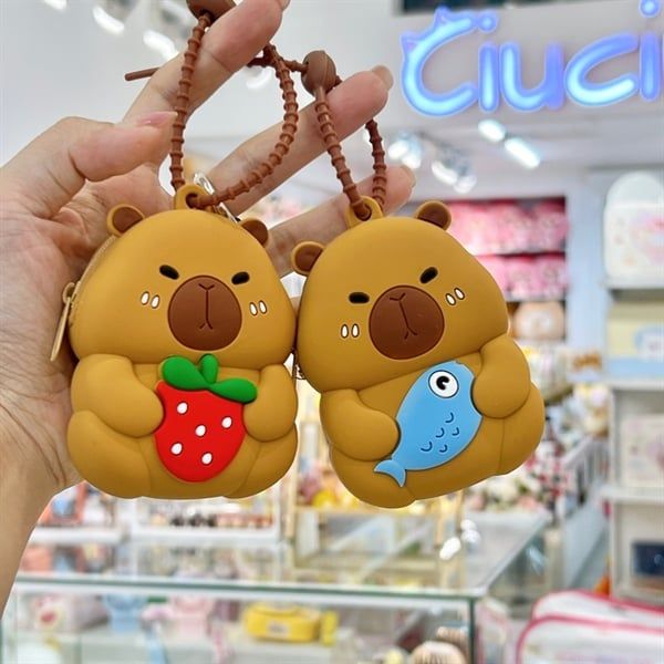  Ví móc khoá Capybara ôm đồ ăn 