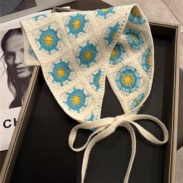  Khăn tam giác trùm đầu Nền trắng hoa xanh 