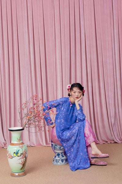 Áo dài Vân Vũ – Hoạ tiết Mai cách thuỷ | Màu xanh dương