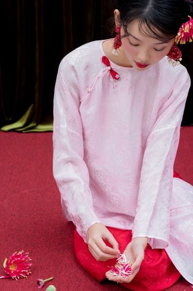 Áo dài Vân Vũ – Hoạ tiết thọ dơi | Màu hồng phớt