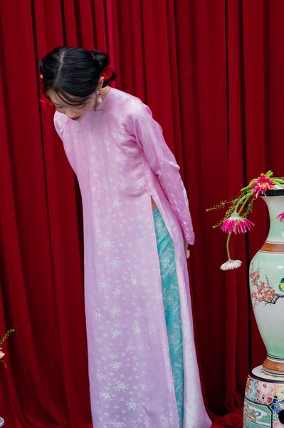 Áo dài Vân Vũ – Hoạ tiết Mai cách thuỷ | Màu hồng
