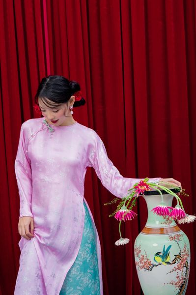 Áo dài Vân Vũ – Hoạ tiết Mai cách thuỷ | Màu hồng