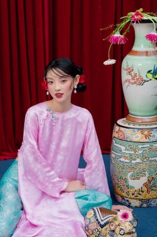 Áo dài Vân Vũ – Hoạ tiết Mai cách thuỷ | Màu hồng