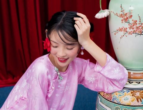 Áo dài Vân Vũ – Hoạ tiết Mai cách thuỷ | Màu hồng
