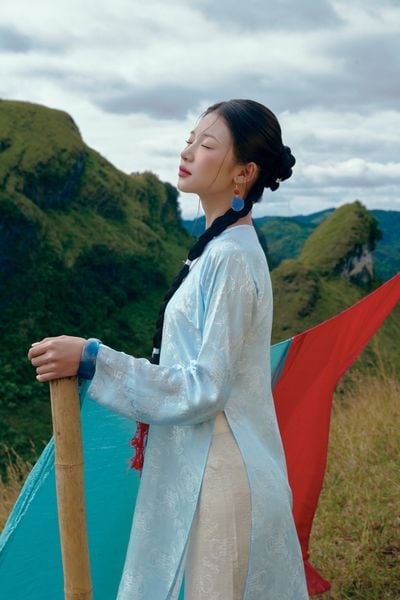 Áo dài Vân Vũ – Hoạ tiết thọ dơi | Màu xanh da trời