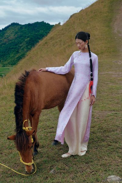 Áo dài Vân Vũ – Hoạ tiết Mai cách thuỷ | Màu tím nhạt